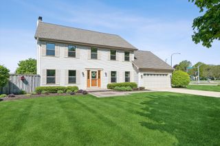 2001 Lakeview Court, Naperville, IL 60565
