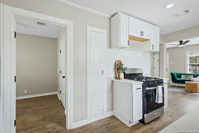 2055 E Crockett St, San Antonio, TX 78202
