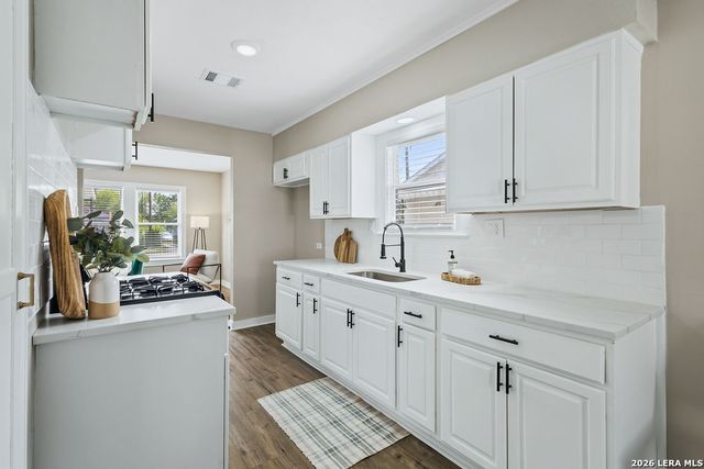 2055 E Crockett St, San Antonio, TX 78202