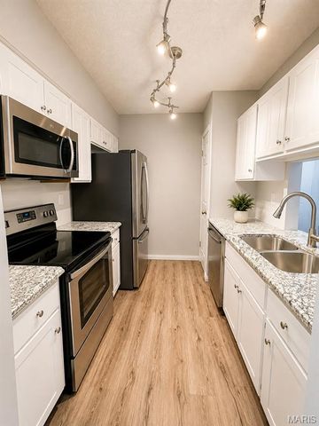 6803 Cottage Grove Lane B, St Louis, MO 63129