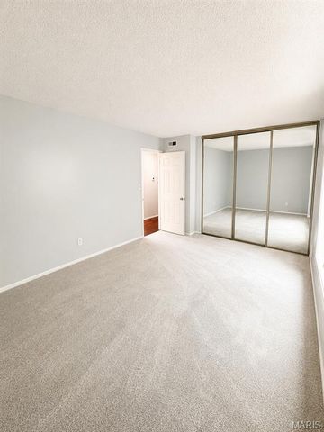 6803 Cottage Grove Lane B, St Louis, MO 63129