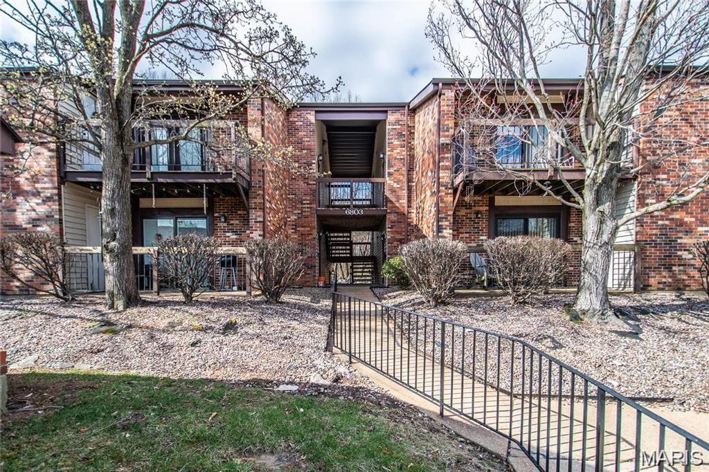 6803 Cottage Grove Lane B, St Louis, MO 63129