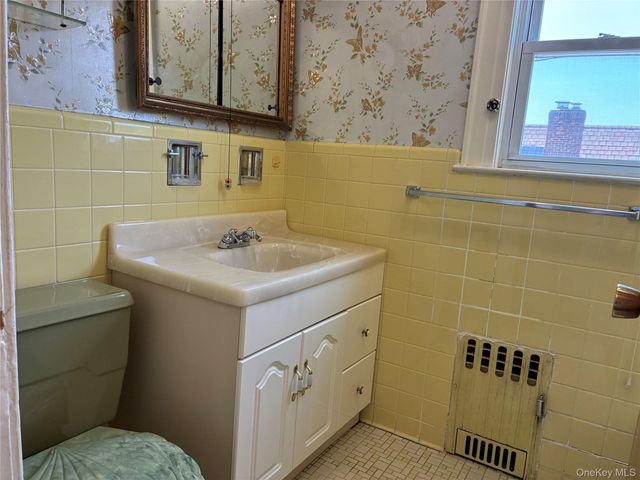 4634 Iris Lane, Great Neck, NY 11020