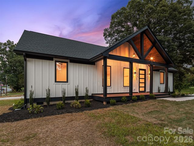 902 Narva Road, Hendersonville, NC 28792