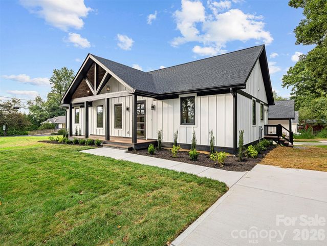 902 Narva Road, Hendersonville, NC 28792
