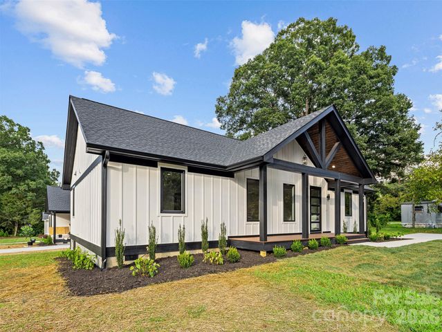 902 Narva Road, Hendersonville, NC 28792