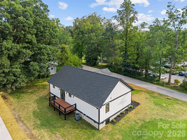 902 Narva Road, Hendersonville, NC 28792