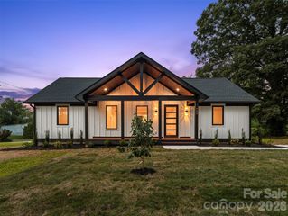902 Narva Road, Hendersonville, NC 28792