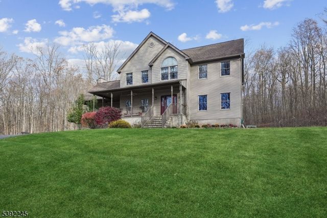 2 Country Ln, Lebanon Twp., NJ 08826