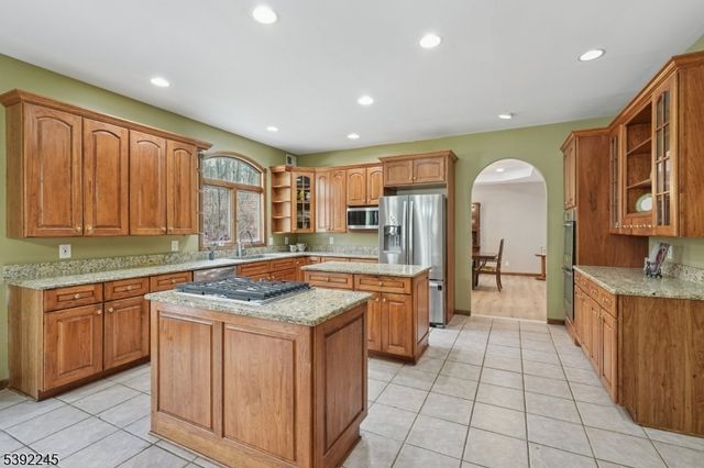 2 Country Ln, Lebanon Twp., NJ 08826