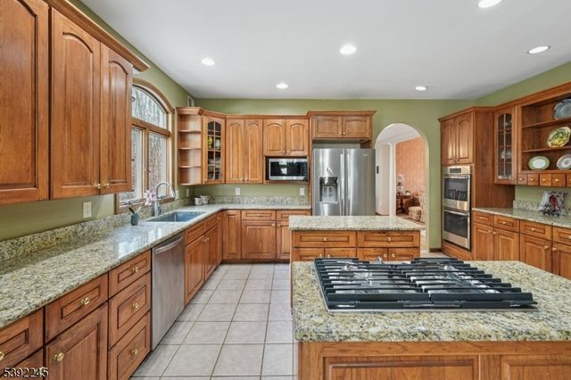 2 Country Ln, Lebanon Twp., NJ 08826