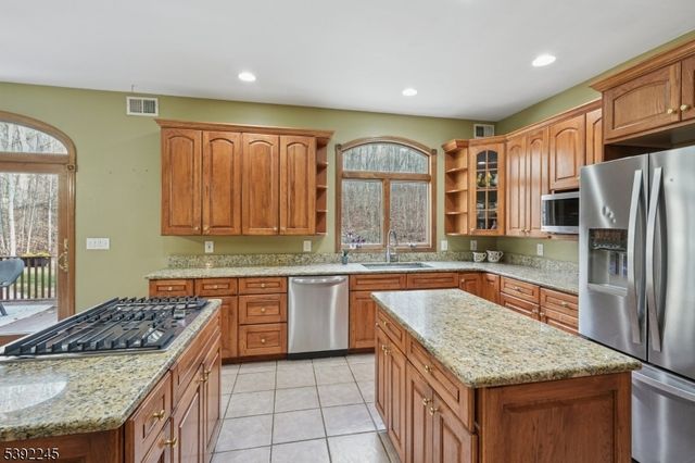 2 Country Ln, Lebanon Twp., NJ 08826