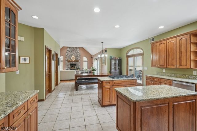 2 Country Ln, Lebanon Twp., NJ 08826