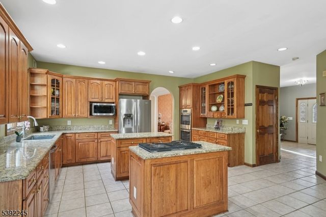 2 Country Ln, Lebanon Twp., NJ 08826