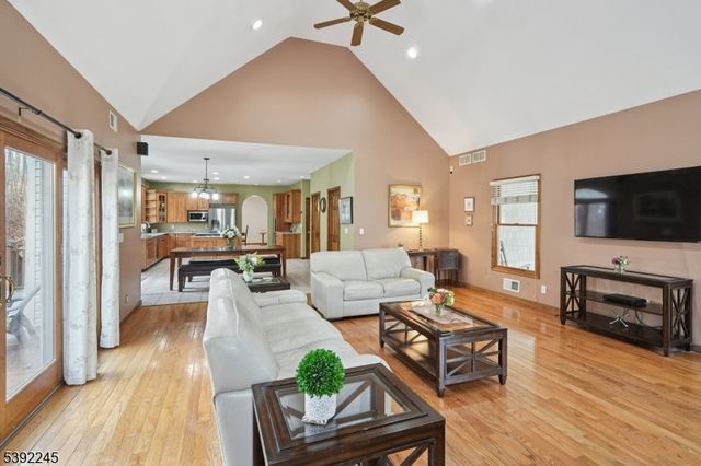 2 Country Ln, Lebanon Twp., NJ 08826