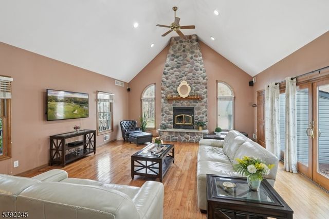 2 Country Ln, Lebanon Twp., NJ 08826