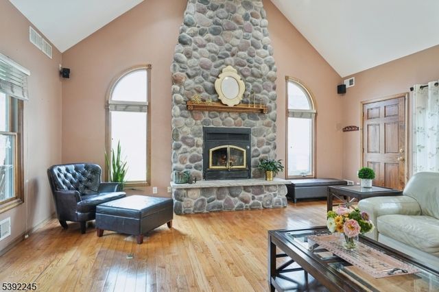 2 Country Ln, Lebanon Twp., NJ 08826