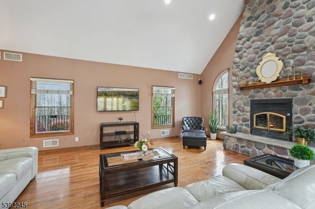 2 Country Ln, Lebanon Twp., NJ 08826