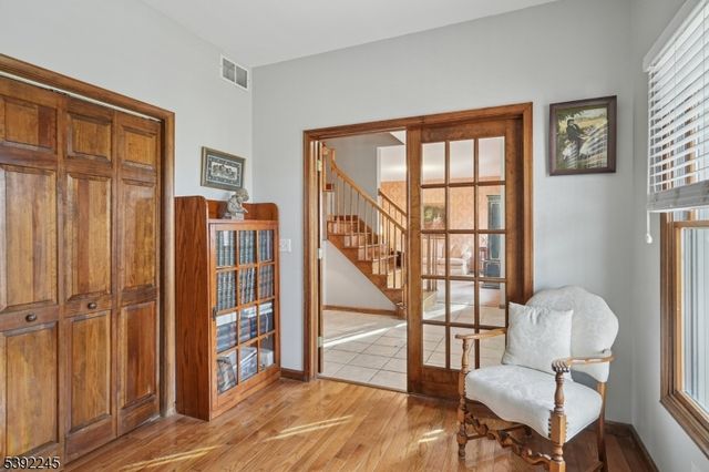 2 Country Ln, Lebanon Twp., NJ 08826