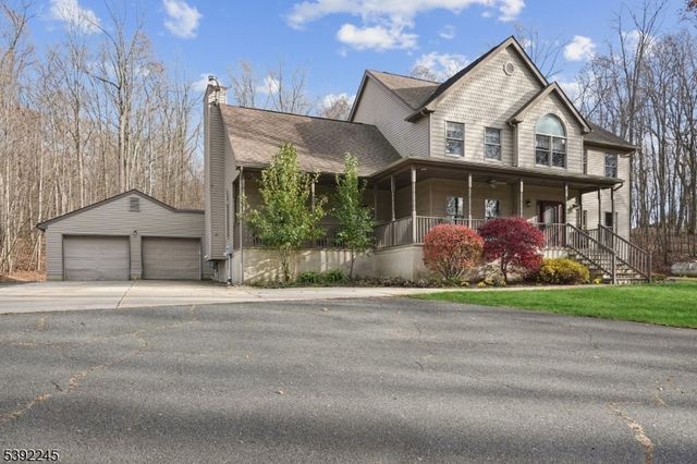 2 Country Ln, Lebanon Twp., NJ 08826