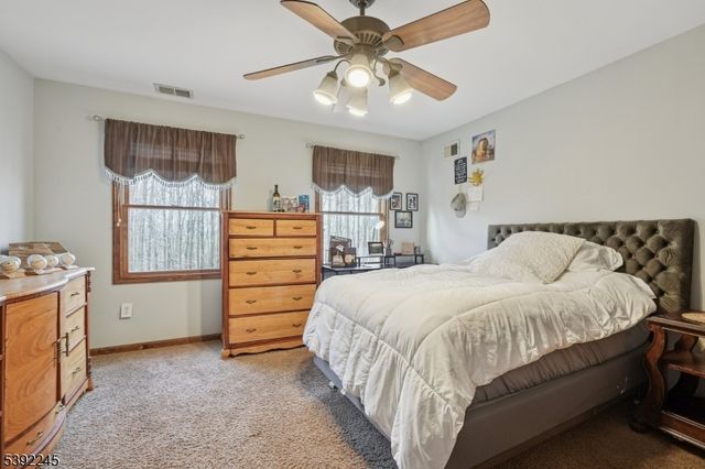 2 Country Ln, Lebanon Twp., NJ 08826