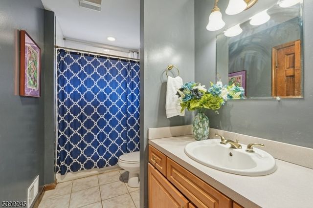 2 Country Ln, Lebanon Twp., NJ 08826