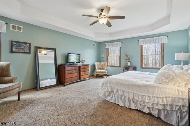 2 Country Ln, Lebanon Twp., NJ 08826