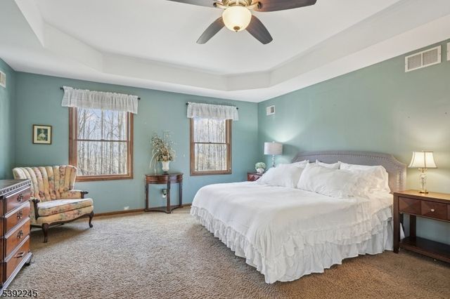 2 Country Ln, Lebanon Twp., NJ 08826