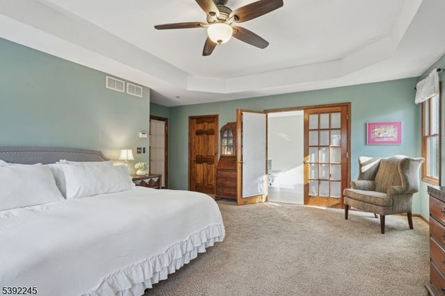 2 Country Ln, Lebanon Twp., NJ 08826