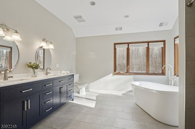 2 Country Ln, Lebanon Twp., NJ 08826