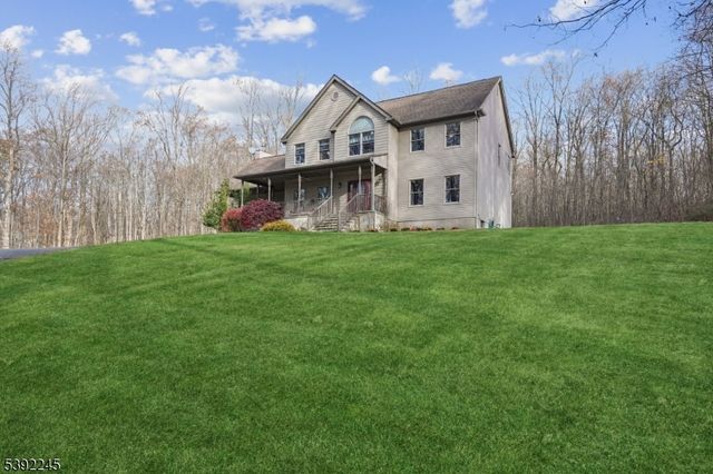 2 Country Ln, Lebanon Twp., NJ 08826