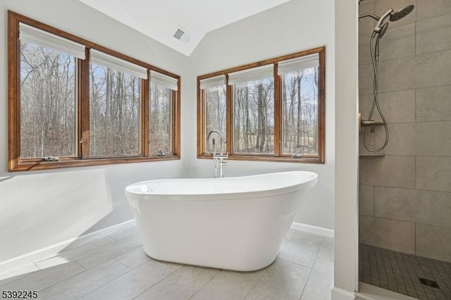 2 Country Ln, Lebanon Twp., NJ 08826