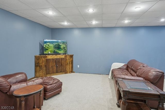 2 Country Ln, Lebanon Twp., NJ 08826