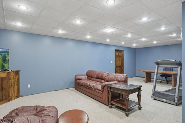 2 Country Ln, Lebanon Twp., NJ 08826