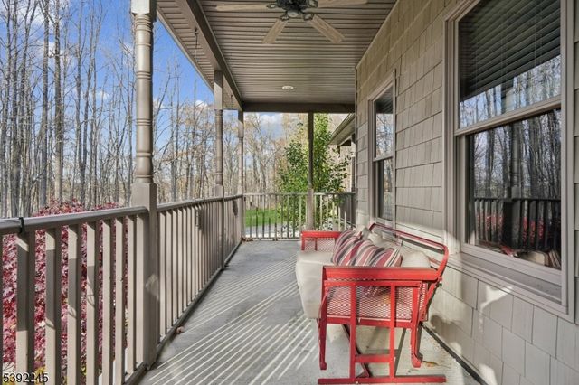 2 Country Ln, Lebanon Twp., NJ 08826