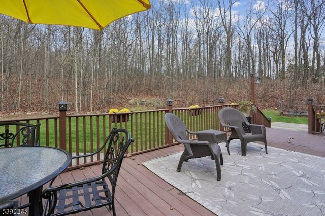 2 Country Ln, Lebanon Twp., NJ 08826
