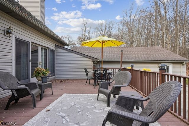 2 Country Ln, Lebanon Twp., NJ 08826