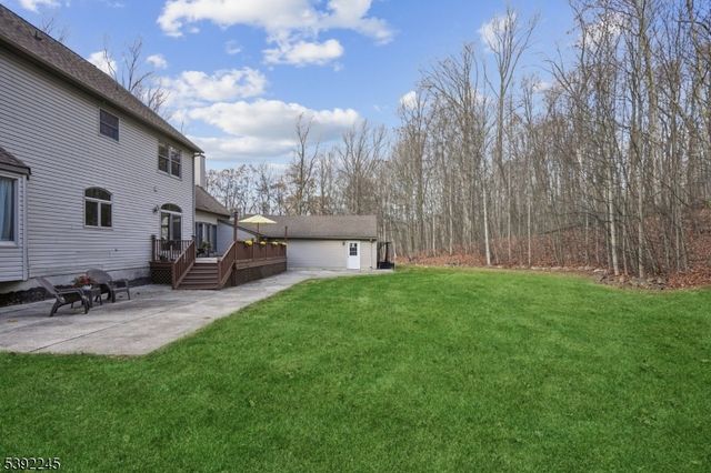 2 Country Ln, Lebanon Twp., NJ 08826
