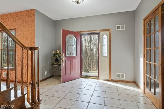 2 Country Ln, Lebanon Twp., NJ 08826