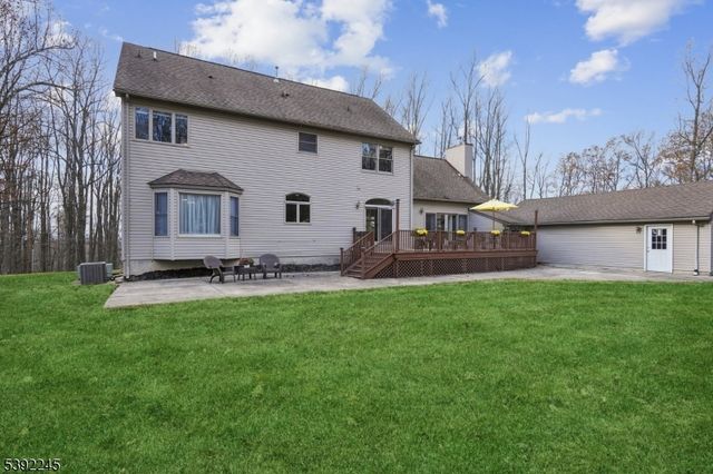 2 Country Ln, Lebanon Twp., NJ 08826