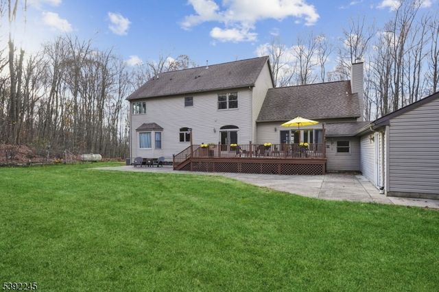 2 Country Ln, Lebanon Twp., NJ 08826