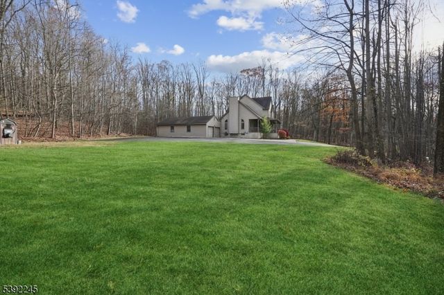 2 Country Ln, Lebanon Twp., NJ 08826