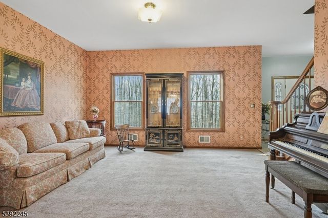 2 Country Ln, Lebanon Twp., NJ 08826