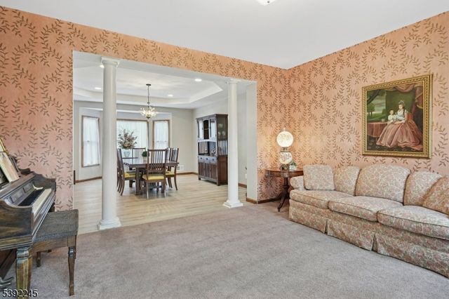 2 Country Ln, Lebanon Twp., NJ 08826