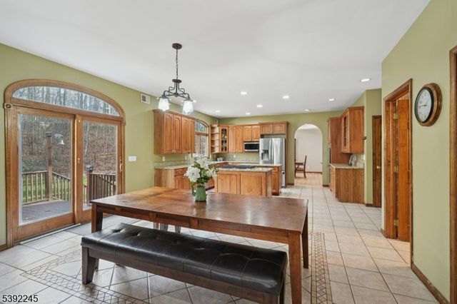 2 Country Ln, Lebanon Twp., NJ 08826