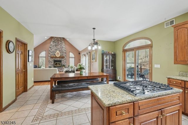 2 Country Ln, Lebanon Twp., NJ 08826