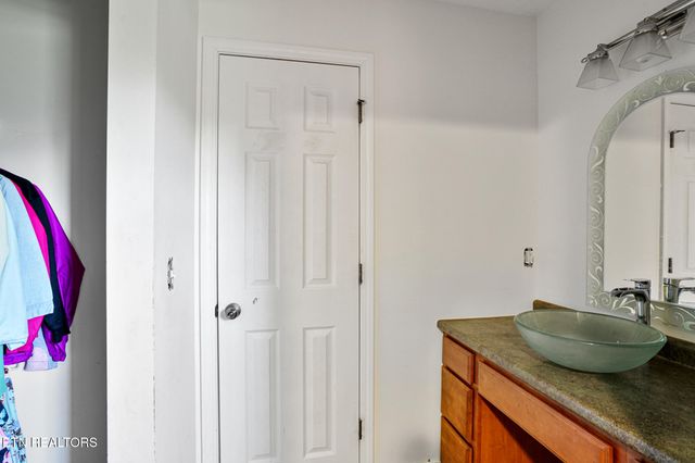 982 Jordan Rd, Washburn, TN 37888