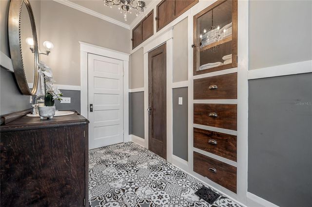 5608 N SEMINOLE AVENUE, Tampa, FL 33604