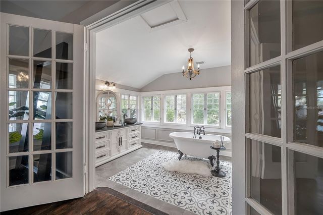 5608 N SEMINOLE AVENUE, Tampa, FL 33604