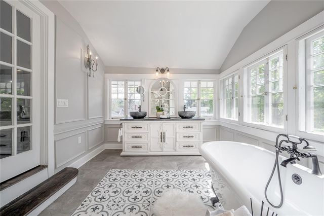 5608 N SEMINOLE AVENUE, Tampa, FL 33604